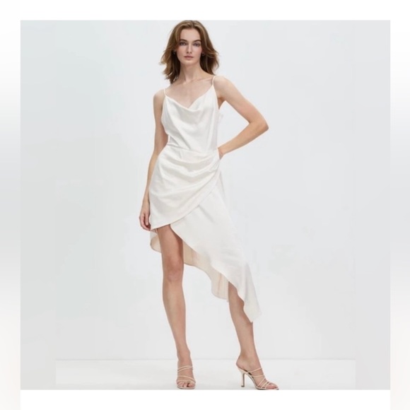 Elliatt Dresses & Skirts - Elliatt asymmetrical dress